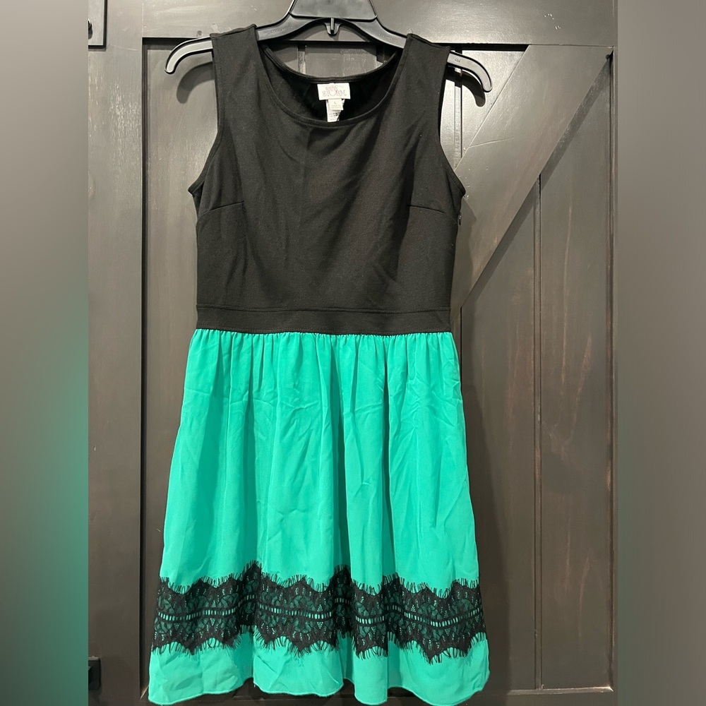 Sweet Storm Black and Green Dress Size L (Fits more like a M) keyhole in back